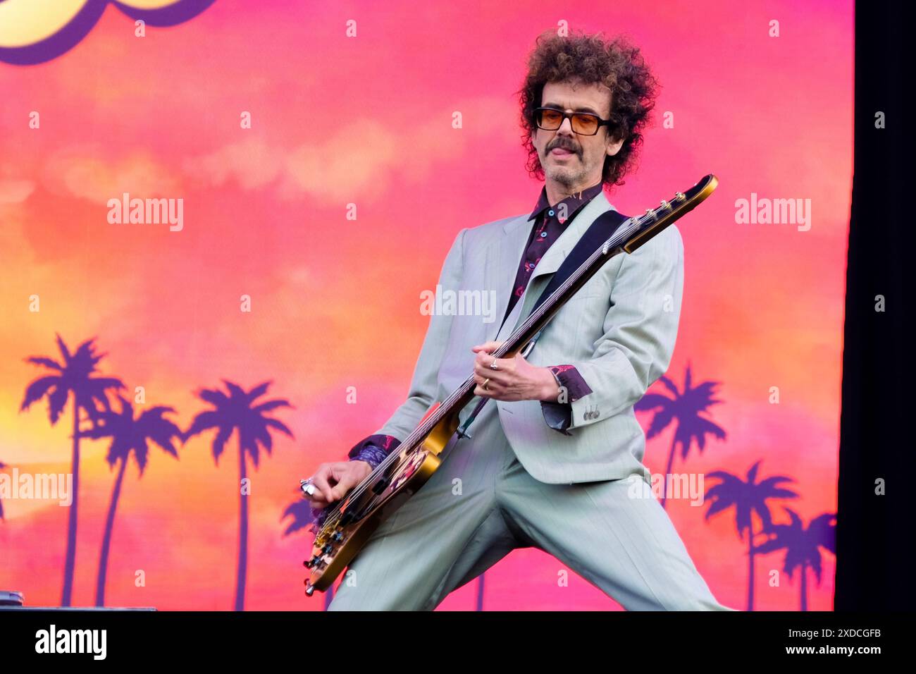 Newport, Großbritannien. Juni 2024. Frankie Poullain, gebürtiger Schottin, Bassgitarrist und Background-Sänger der britischen Glam-Rock-Band The Darkness, die live auf der Bühne des Isle of Wight Festivals auftritt. Quelle: SOPA Images Limited/Alamy Live News Stockfoto