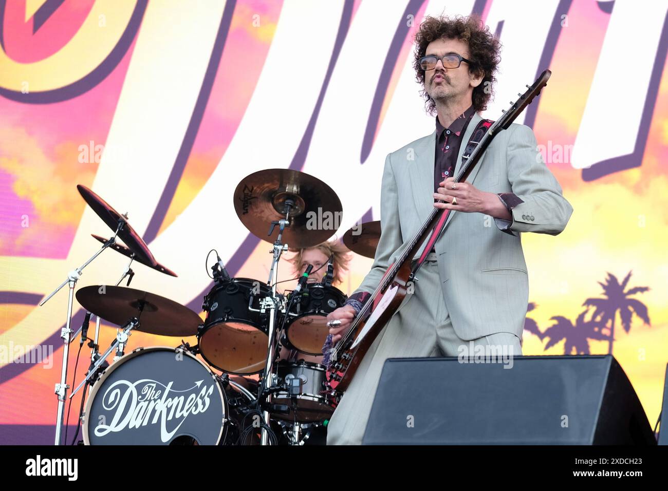 Newport, Großbritannien. Juni 2024. Frankie Poullain, gebürtiger Schottin, Bassgitarrist und Background-Sänger der britischen Glam-Rock-Band The Darkness, die live auf der Bühne des Isle of Wight Festivals auftritt. (Foto: Dawn Fletcher-Park/SOPA Images/SIPA USA) Credit: SIPA USA/Alamy Live News Stockfoto