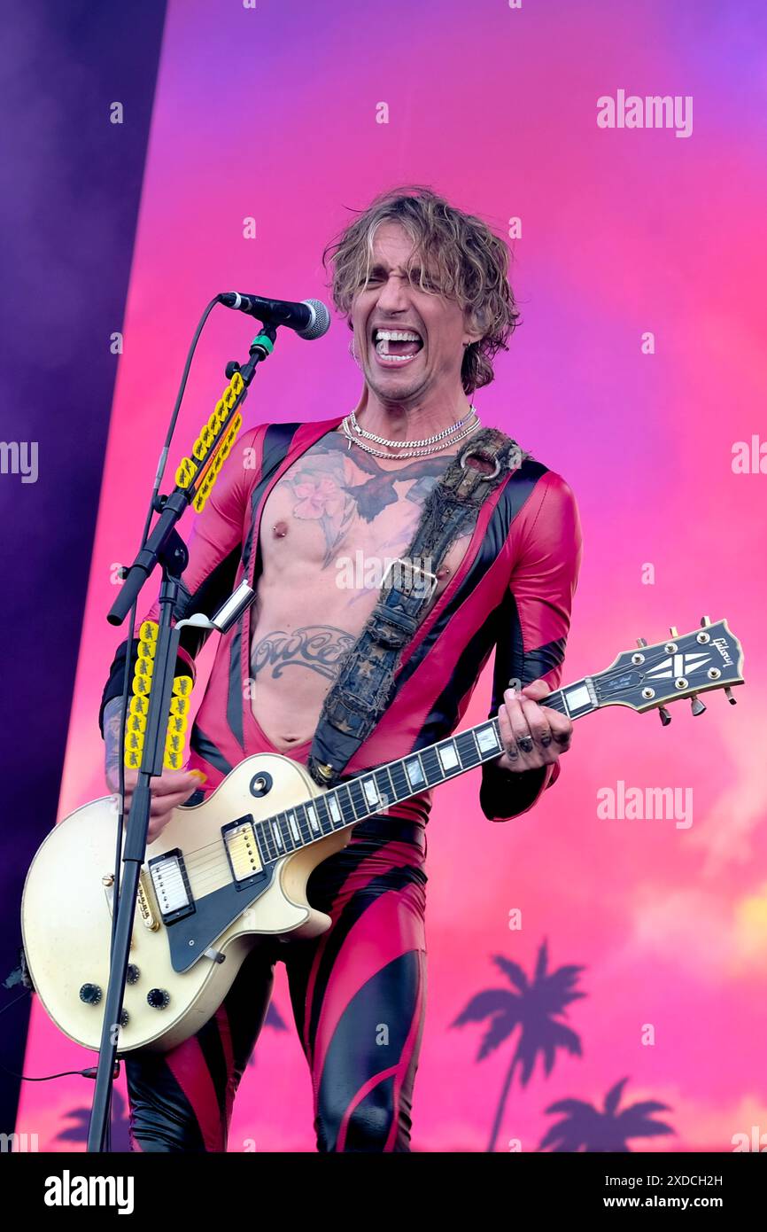 Newport, Großbritannien. Juni 2024. Justin Hawkins, Leadsänger und Gitarrist der britischen Glam-Rock-Band The Darkness, trat live auf der Bühne des Isle of Wight Festivals auf. (Foto: Dawn Fletcher-Park/SOPA Images/SIPA USA) Credit: SIPA USA/Alamy Live News Stockfoto