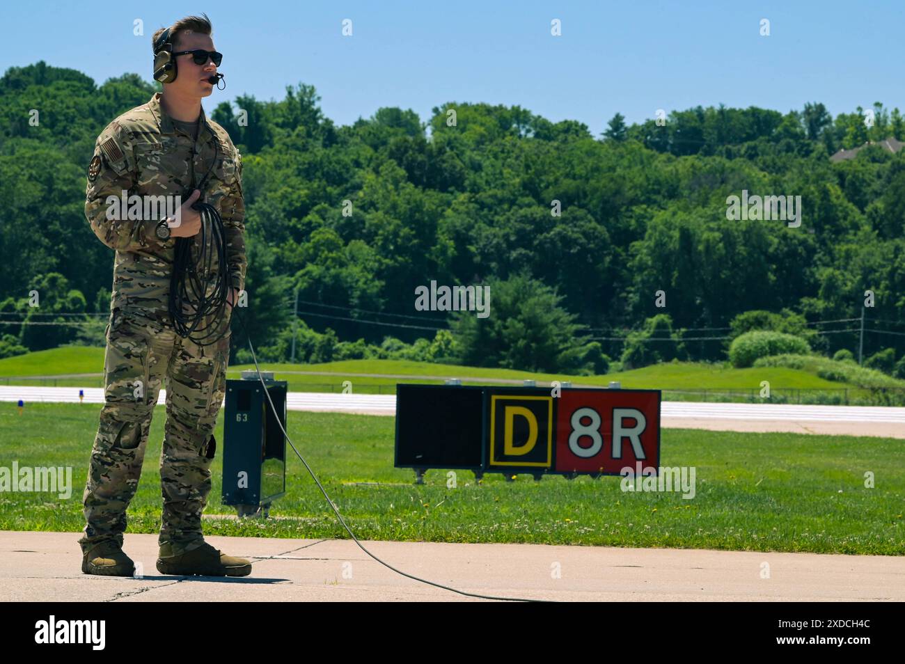 Matthew Seal, ein Pilot der 15th Special Operations Squadron Special Missions, führt die Flugvorbereitung für ein MC-130J Commando II während der Spirit of St. Louis Air Show auf dem St. Louis Lambert International Airport, Missouri, am 8. Juni 2024 durch. Während der Spirit of St. Louis Air Show demonstrierten die MC-130J Crews die vielseitigen Fähigkeiten des Flugzeugs, um zu zeigen, was das Special Operations Command der Air Force in den Kampf bringt. (Foto der U.S. Air Force von Senior Airman Ty Pilgrim) Stockfoto