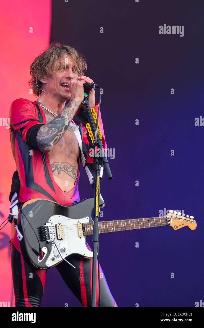 Newport, Großbritannien. Juni 2024. Justin Hawkins, Leadsänger und Gitarrist der britischen Glam-Rock-Band The Darkness, trat live auf der Bühne des Isle of Wight Festivals auf. (Foto: Dawn Fletcher-Park/SOPA Images/SIPA USA) Credit: SIPA USA/Alamy Live News Stockfoto