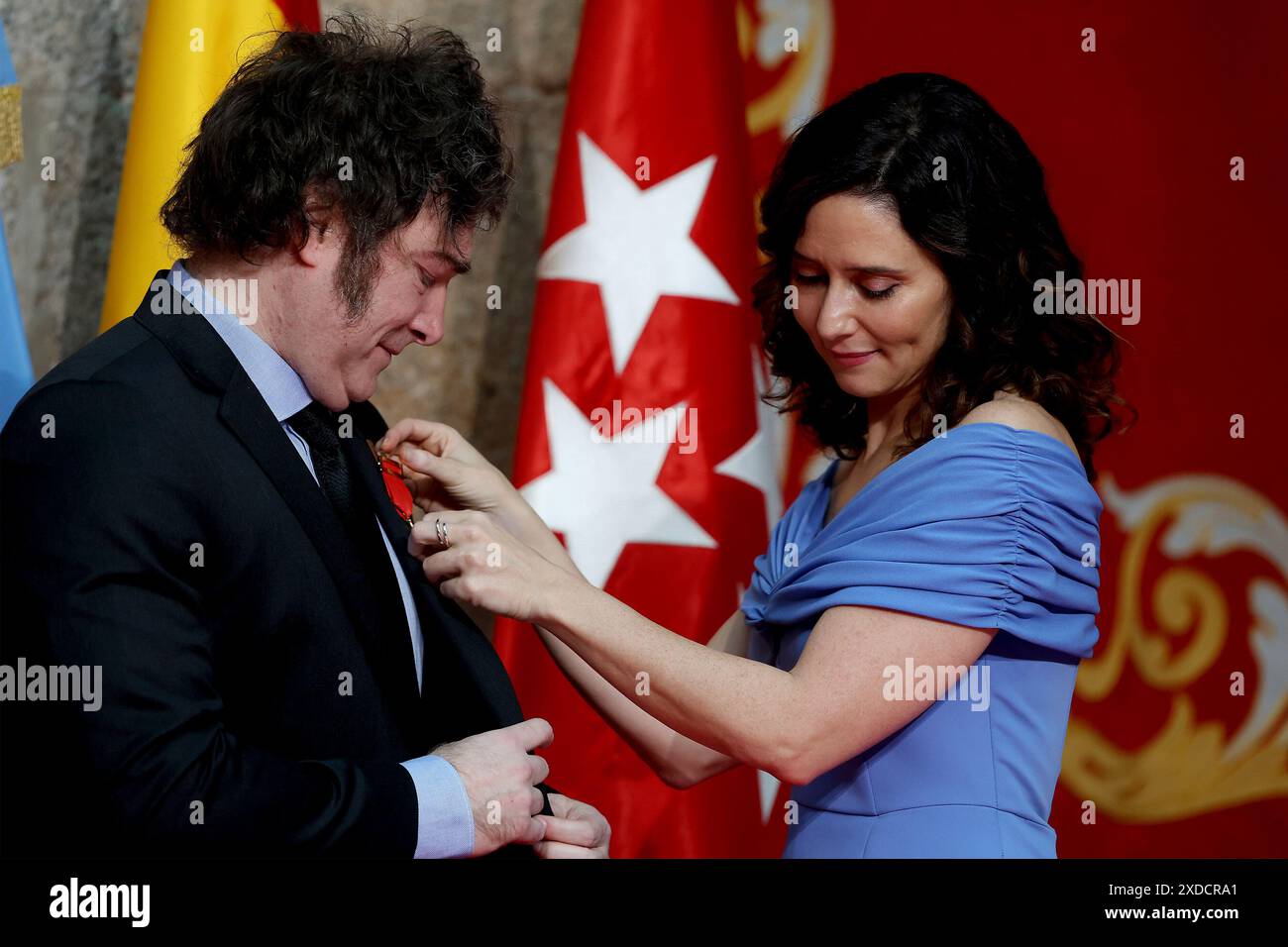 Madrid, Königreich Spanien; 06.21.2024.- Javier Milei, Präsident von Argentinien, erhält die Internationale Medaille von Madrid von Isabel Díaz Ayuso, Präsidentin der Gemeinschaft Madrid. Der argentinische Präsident, der in seiner Rede zurückhaltend ist, bezieht sich auf Pedro Sánchez, den spanischen Präsidenten, nach der diplomatischen Krise, die vor etwa zwei Monaten ausbrach. Milei sprach über soziale Gerechtigkeit, die er als "sehr unfair" bezeichnete, und wies darauf hin, dass Sozialisten "normalerweise edle Fragen aufwerfen, aber Diskretion immer Tricks spielt". Er spielte dann auf die "porösen Hände von Politikern", seinen Brüdern oder seinen Partnern in einem R an Stockfoto