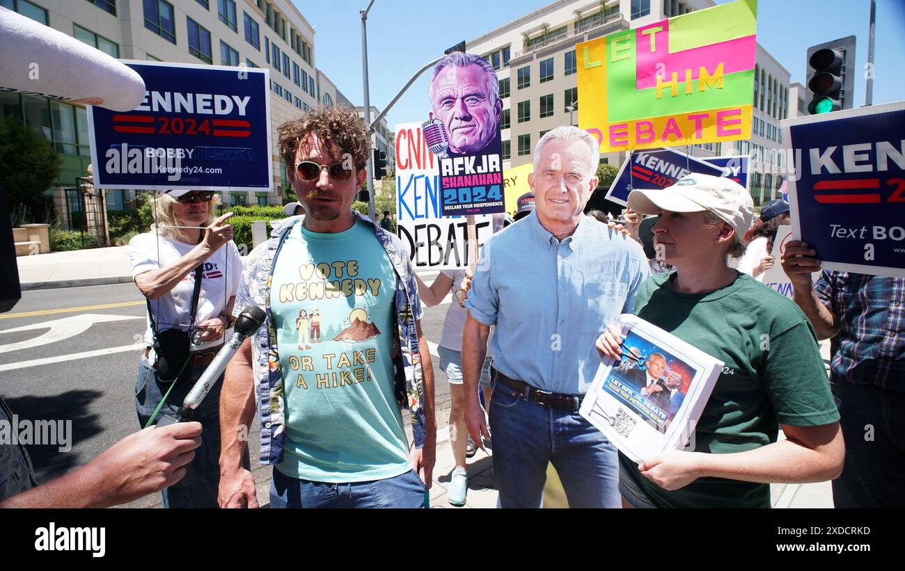 21. Juni 2024, Los Angeles, Kalifornien. Friedlicher Protest gegen Robert Kennedy Jr., Ausschluss von der CNN-Präsidentschaftsdebatte im CNN-Hauptquartier, Bobby Kennedy III. Laura Jones CA Digital/Field Coordinator + OC Volunteer Co-Koordinatorin hält eine Petition mit 210.000 210.000 Unterschriften ab und behauptet, Kennedy solle die Möglichkeit haben zu debattieren, damit die amerikanischen Wähler im November von all ihren Optionen hören können. Stockfoto