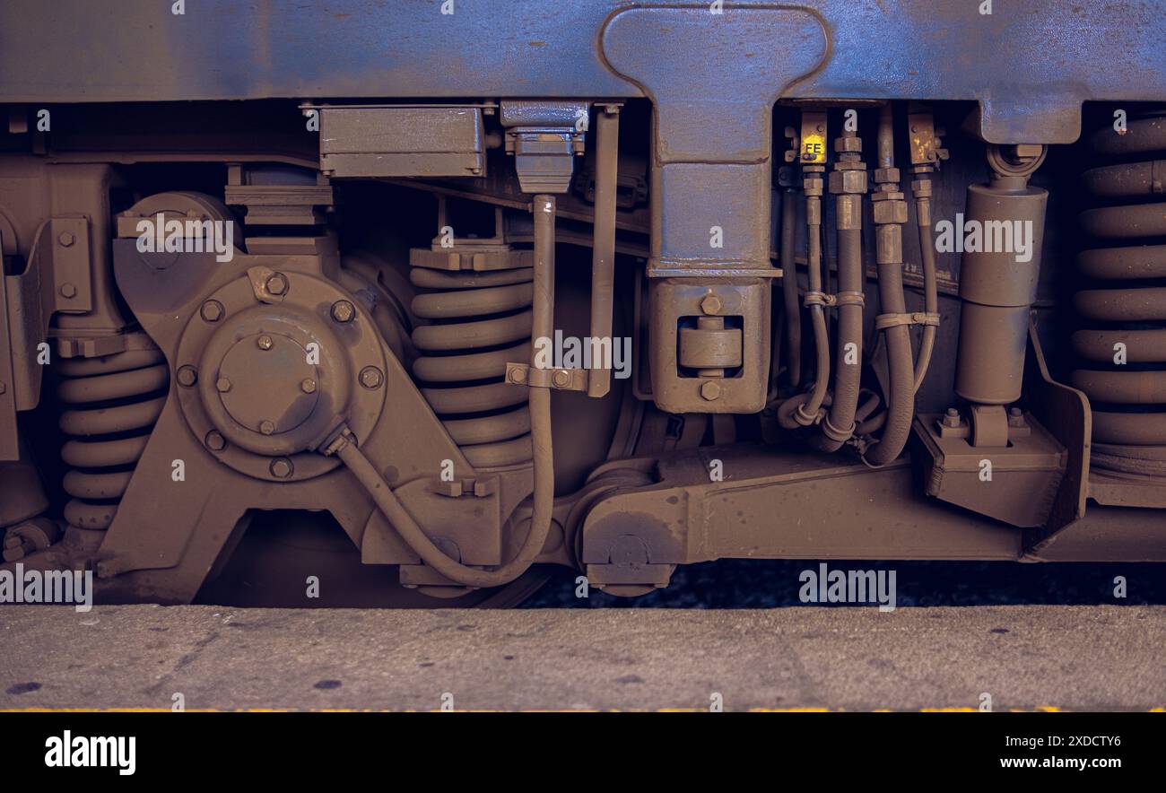 Detailansicht der Unterseite der Lokomotive: Räder, Federn, verschiedene Schläuche und Zugaufhängungsmechanismen. Nahaufnahme der Räder, Federung A Stockfoto