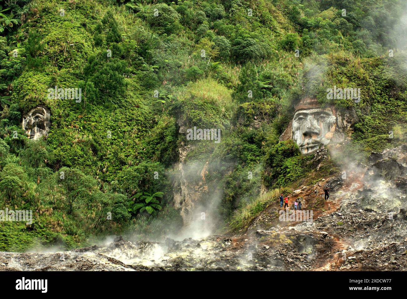 Riesige Gesichter, die die Charaktere von Toar und Lumimuut illustrieren, Vorfahren der Minahasan nach lokaler Mythologie. Nord-Sulawesi, Indonesien. Stockfoto