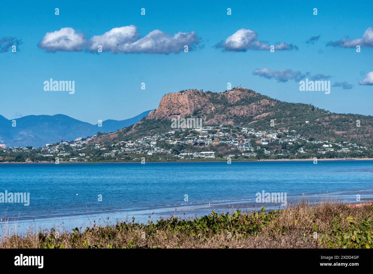 Blick auf Townsville und Castle Hill vom Cape Pallarenda Conservation Park, Townsville, Far North Queensland, FNQ, QLD, Australien Stockfoto