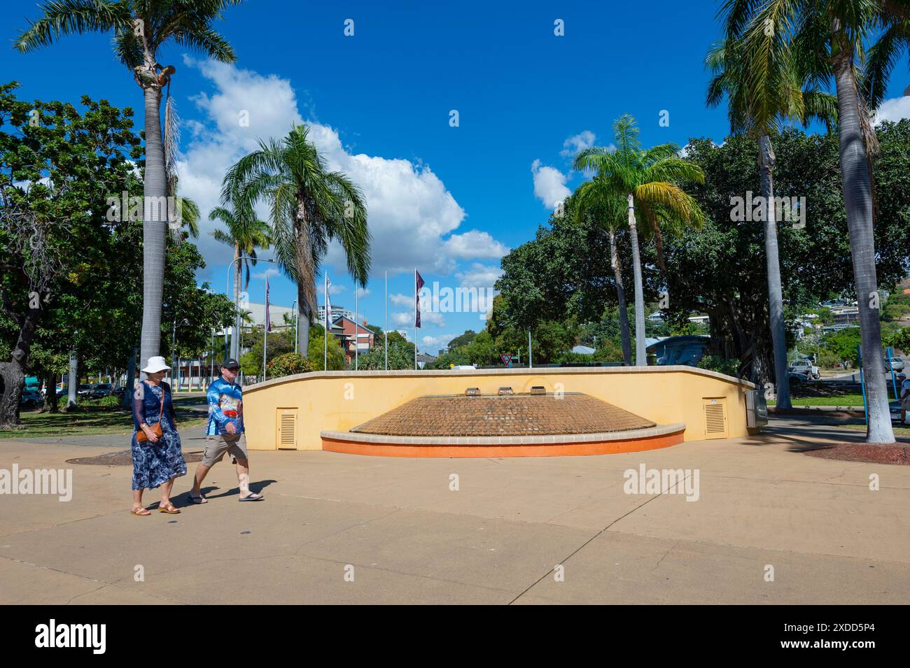 Zwei Personen zu Fuß in Strand Park, Townsville, Far North Queensland, FNQ, QLD, Australien Stockfoto
