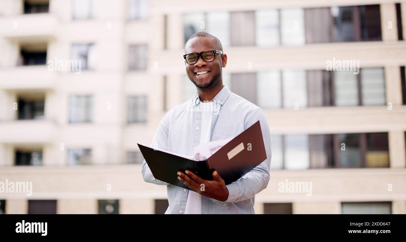 Ein junger afroamerikanischer Immobilienmakler bewertet Strandgrundstücke in Boynton Beach, Florida, zur Beurteilung, um den Marktwert für den Verkauf zu ermitteln. Stockfoto