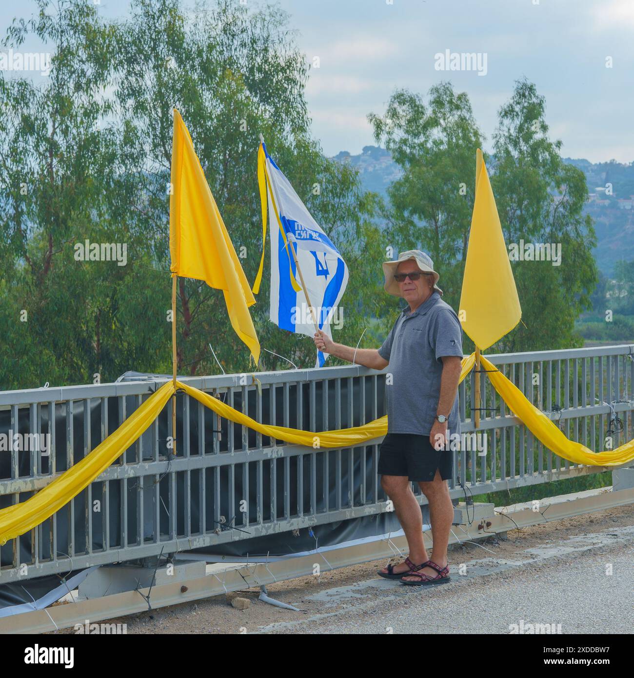 Maagan Michael, Israel - 20. Juni 2024: Menschen mit verschiedenen Zeichen und Fahnen stehen auf einer Brücke, Teil eines Protestaktes gegen die Regierung und A Stockfoto