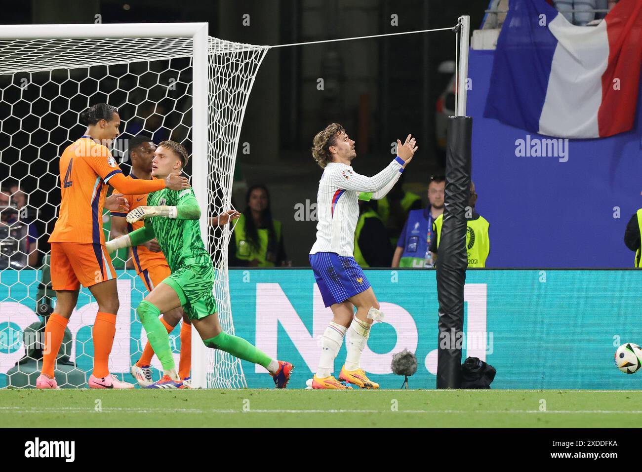 Antoine Griezmann aus Frankreich reagiert darauf, nachdem er eine Chance beim Fußballspiel der UEFA Euro 2024, Gruppe D, zwischen den Niederlanden und Frankreich am 21. Juni 2024 in der Red Bull Arena in Leipzig verpasst hat Stockfoto