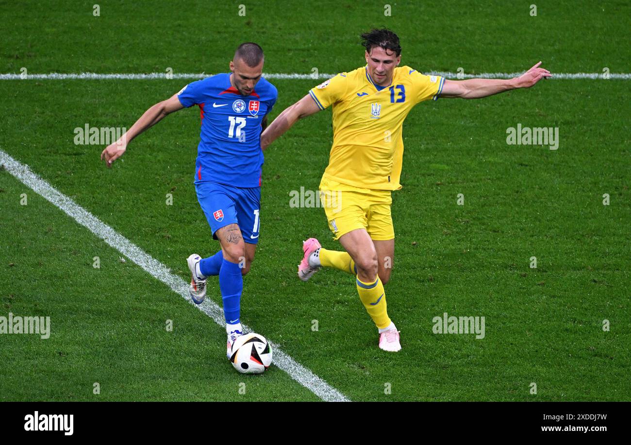 Fussball, Europameisterschaft, EURO 2024, Gruppe E, Merkur Spiel-Arena DŸsseldorf: Slovakei - Ukraine 1:2; Lukas Haraslin (SVK), Illia Zabarnyi (UKR). Aktion Stockfoto