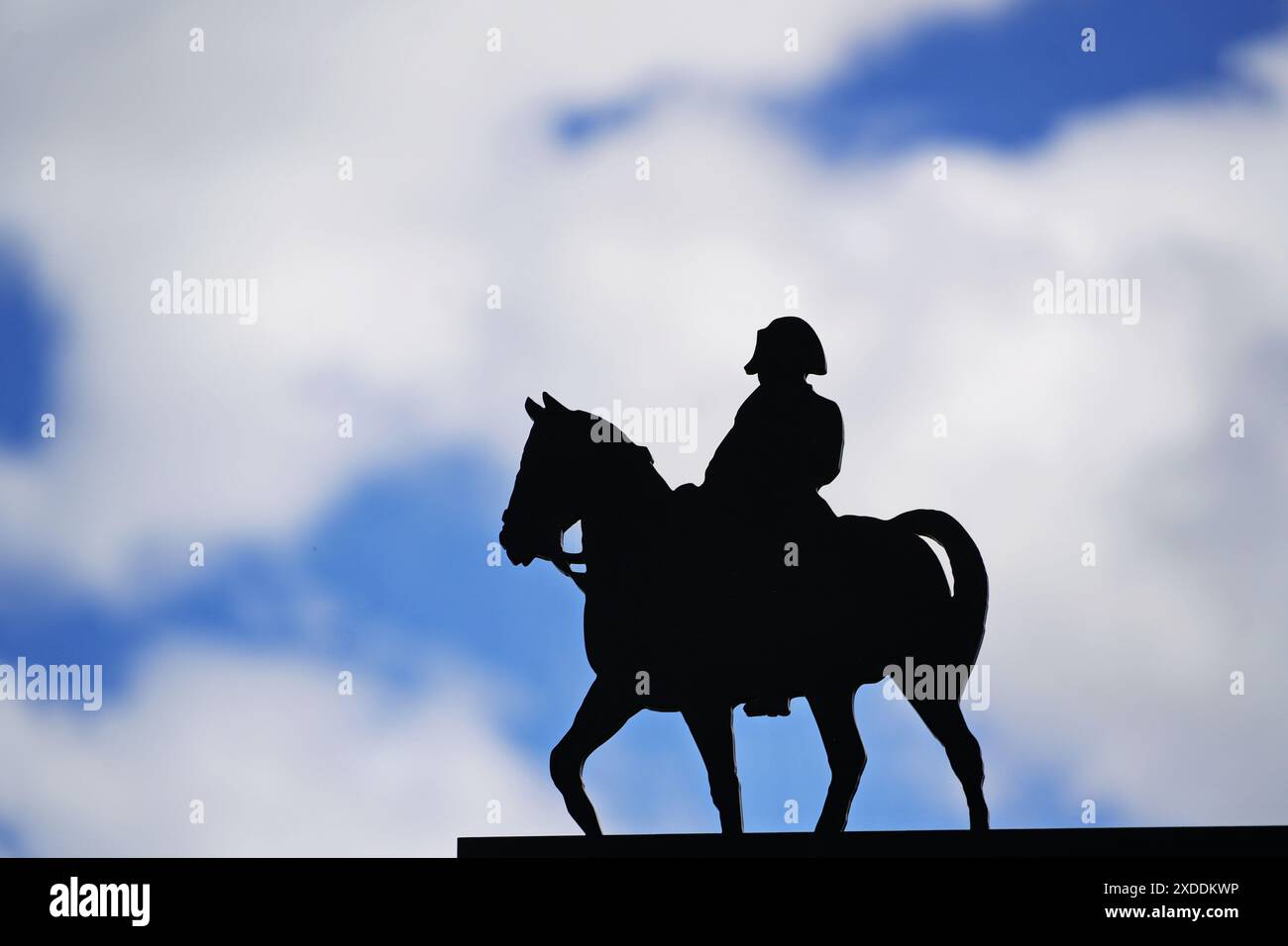 Kaiser Napoleon Bonaparte zu Pferd, ein Symbol für Ehre und militärischen Erfolg. Stockfoto