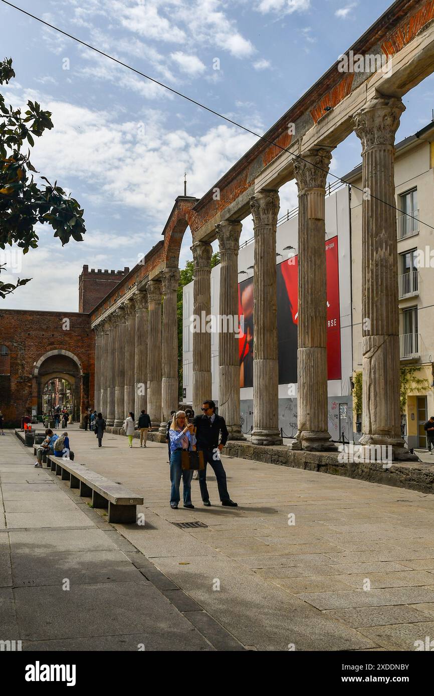 Touristen an den Säulen von San Lorenzo, alte römische Kolonnade vor der Basilika von San Lorenzo, Porta Ticinese Viertel, Mailand, Italien Stockfoto