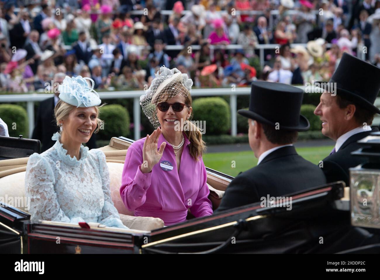 Ascot, Großbritannien. Juni 2024. Frau Henry de Bromhead (L), Dame Darcey Bussell (M) Angus Forbes und Henry de Bromhead kommen am 4. Tag von Royal Ascot in Berkshire an der königlichen Prozession an der Ascot Racecourse an. Quelle: Maureen McLean/Alamy Live News Stockfoto