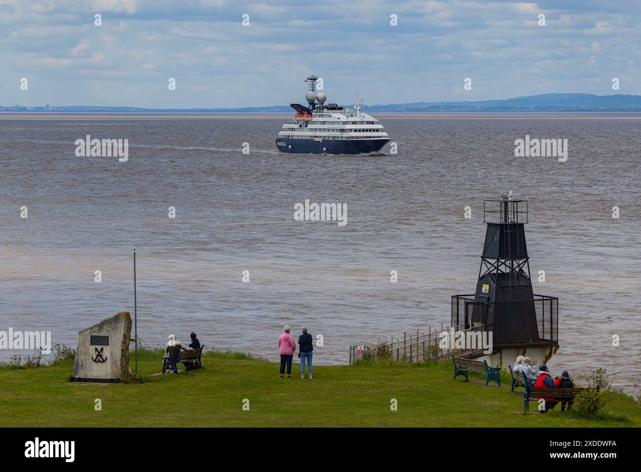 Kreuzfahrtschiff Cortinthian fährt zu den Docks von Royal Portbury Stockfoto