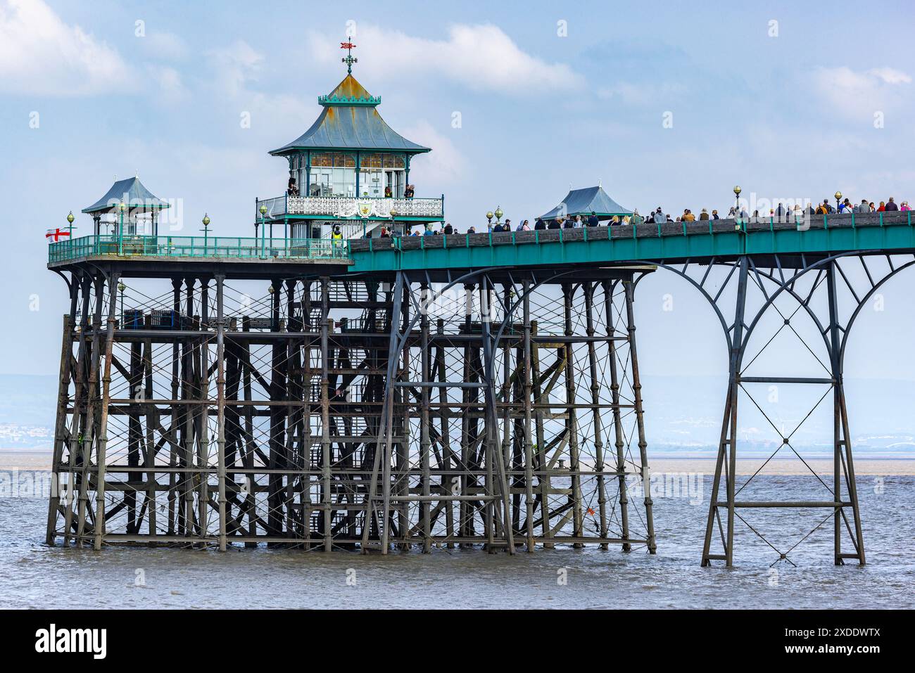 Passagiere, die auf der Ankunft des PS Waverley warten, um eine Reise zu Unternehmen Stockfoto