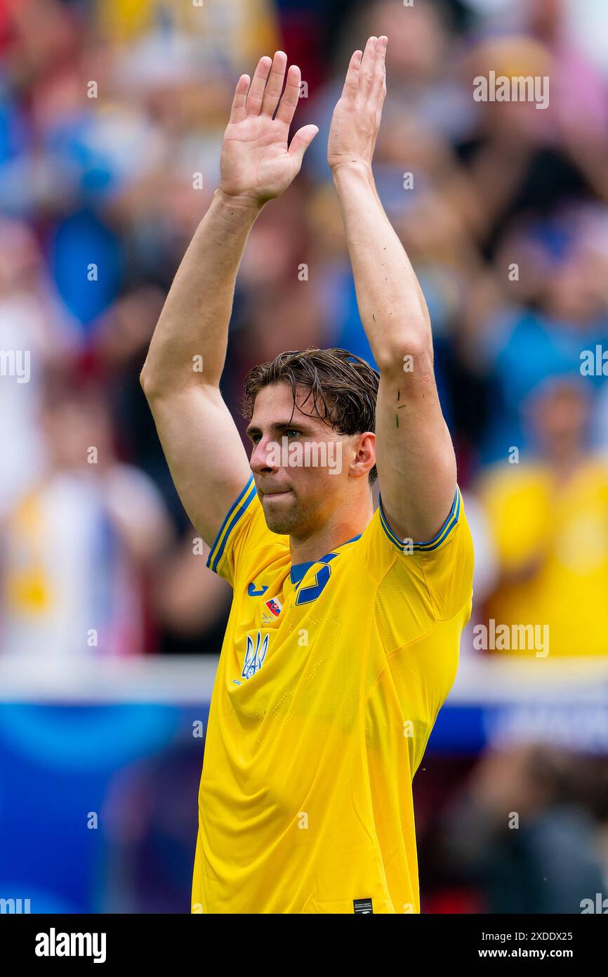DÜSSELDORF, DEUTSCHLAND - 21. JUNI: Illia Zabarnyi aus der Ukraine applaudiert den Fans beim Spiel der Gruppe E - UEFA EURO 2024 zwischen der Slowakei und der Ukraine in der Merkur Spiel-Arena am 21. Juni 2024 in Düsseldorf. (Foto: Joris Verwijst/BSR Agency) Stockfoto