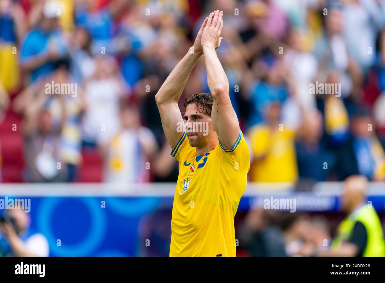 DÜSSELDORF, DEUTSCHLAND - 21. JUNI: Illia Zabarnyi aus der Ukraine applaudiert den Fans beim Spiel der Gruppe E - UEFA EURO 2024 zwischen der Slowakei und der Ukraine in der Merkur Spiel-Arena am 21. Juni 2024 in Düsseldorf. (Foto: Joris Verwijst/BSR Agency) Stockfoto