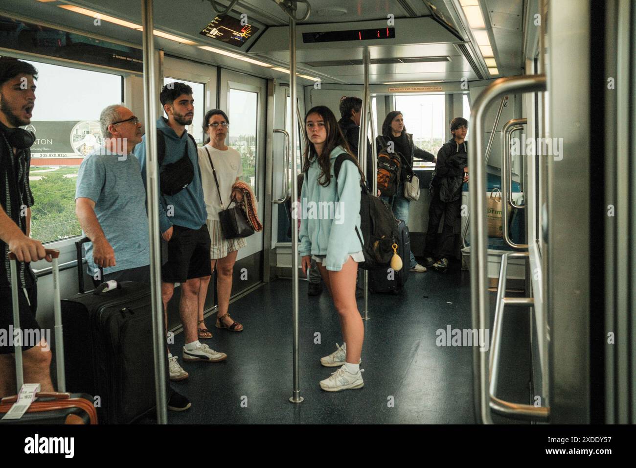 Miami, Florida, USA. Juni 2024. Die Leute nehmen die Straßenbahn am Miami International Airport. (Credit Image: © Michael Ho Wai Lee/SOPA Images via ZUMA Press Wire) NUR REDAKTIONELLE VERWENDUNG! Nicht für kommerzielle ZWECKE! Stockfoto