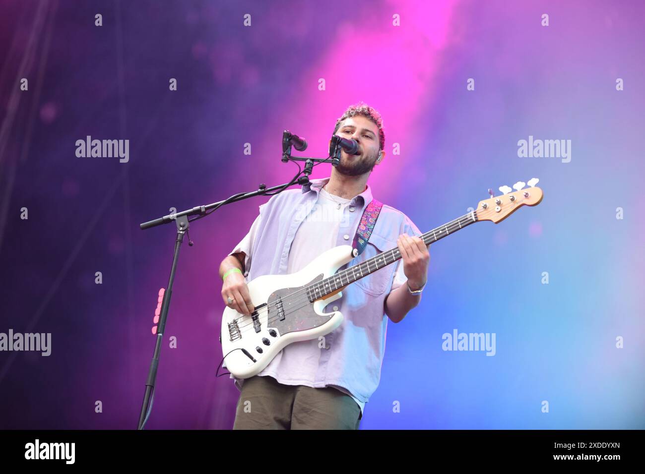 Prag, Tschechische Republik. Juni 2024. Antonio Greger von der deutschen Band Milky Chance tritt am zweiten Tag des Open-Air-Sommermusikfestivals Metronome Prague 2024 live auf der Bühne auf. Quelle: SOPA Images Limited/Alamy Live News Stockfoto