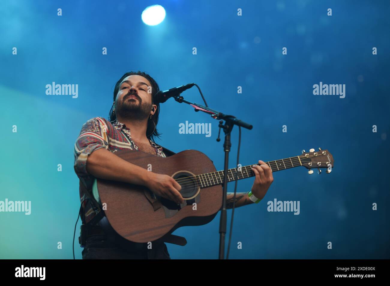 Prag, Tschechische Republik. Juni 2024. Clemens Rehbein von der deutschen Band Milky Chance tritt am zweiten Tag des Open-Air-Sommermusikfestivals Metronome Prague 2024 live auf der Bühne auf. Quelle: SOPA Images Limited/Alamy Live News Stockfoto