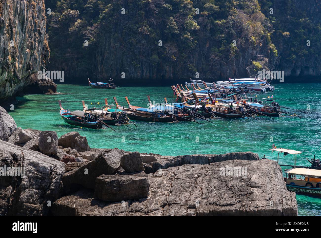 Ein Bild von Langboot-Booten, die auf der Insel Ko Phi Phi Lee ruhen. Stockfoto