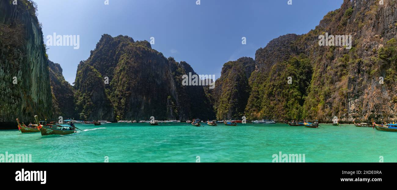 Ein Panoramabild der Bucht von Pi Leh auf der Insel Ko Phi Phi Lee. Stockfoto