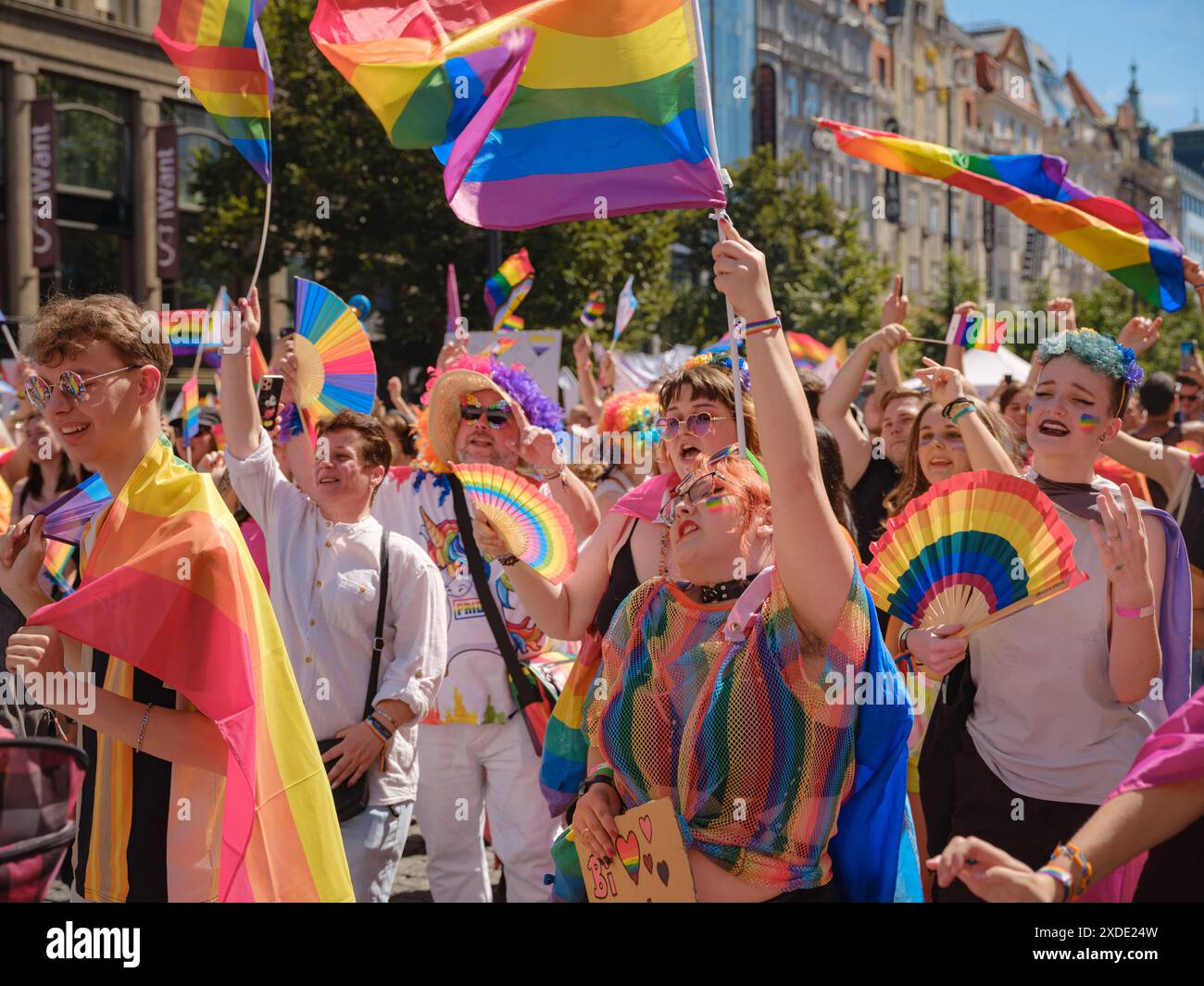 Prag, Tschechische Republik - 12. August 2023: Parade Des Prager Pride Festivals. Fröhliche und fröhliche Parade mit Regenbogen und anderen LGBTQ-Attributen, Krähe Stockfoto