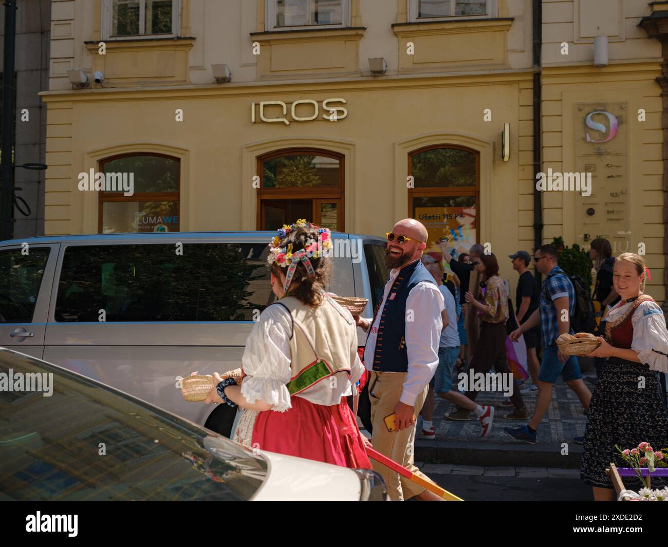 Prag, Tschechische Republik - 12. August 2023: Stolz-Monat in der Altstadt. Schöne Leute in tschechischen Nationalkostümen Stockfoto