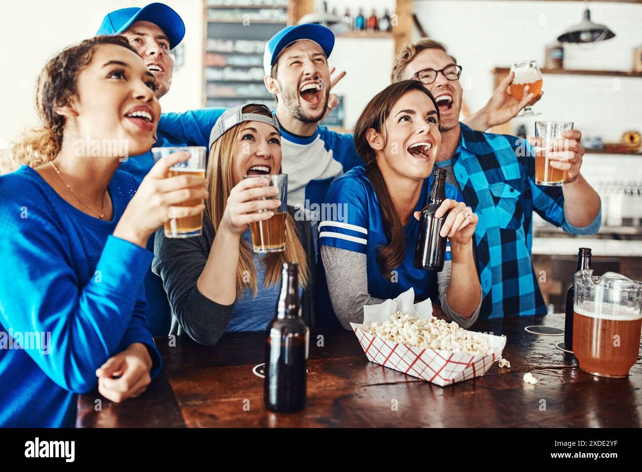 Sport, Fans und Menschen in Bar mit Solidarität, Fernsehen und Bier bei der Übertragung von Meisterschaften zusammen. Baseball, Spiele und eine Gruppe von Aufregungen Stockfoto