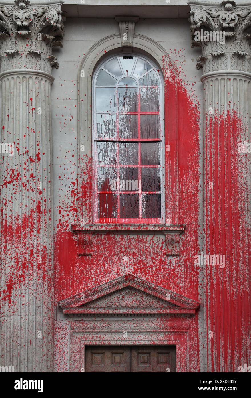 Cambridge, England, Großbritannien. Juni 2024. Das Senatshaus, nachdem Aktivisten von Palestine Action das Äußere des Grade1-denkmalgeschützten Gebäudes mit roter Farbe verlassen hatten. Aktivisten der Palästinensischen Aktion und ihre Unterstützer haben direkte Maßnahmen gegen diejenigen ergriffen, die den Völkermord in Gaza ermöglichen. Sie behaupten, dass die Universität Cambridge aktiv in Waffenunternehmen und Forschungspartnerschaften investiert, die den Völkermord zwischen Großbritannien und den USA ermöglichen und normalisieren. Die Graduierung für Cambridge-Absolventen beginnt am Mittwoch, den 26. Juni, der im Senate House stattfindet. Studenten und ihre Unterstützer sind es Stockfoto