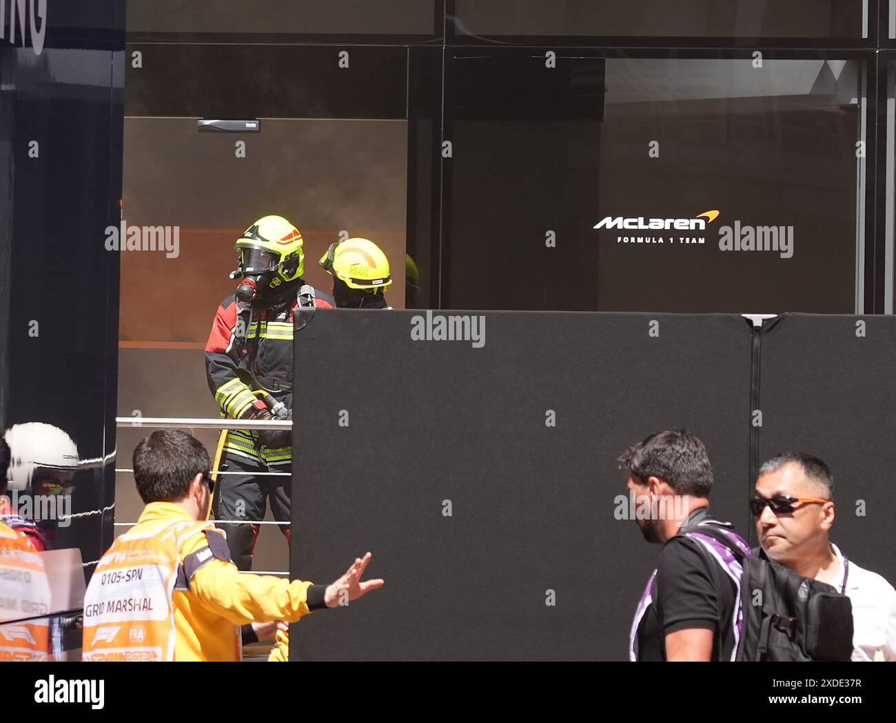 Barcelona, Spanien. Juni 2024. Motorsport: Formel-1-Weltmeisterschaft, großer Preis von Spanien, Feuer im McLaren Hospitality-Bereich in der Boxengasse in Barcelona. Feuerwehrleute am Eingang. Quelle: Hasan Bratic/dpa/Alamy Live News Stockfoto