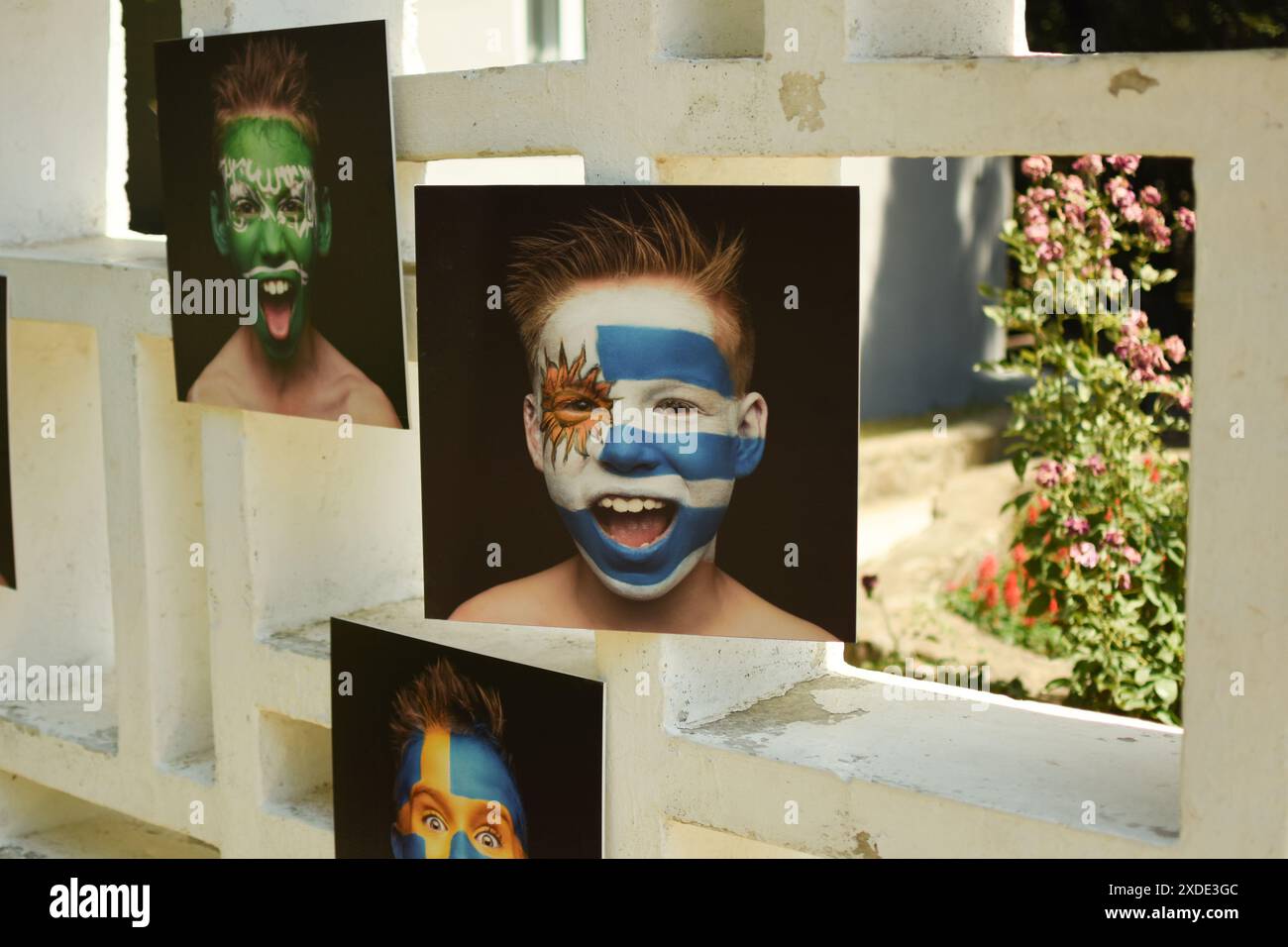 Kinderportraits mit Gesichtern, die mit Fahnen der FIFA-Weltmeisterschaft gemalt sind. Rostow am Don, Russland am 14. Und 15. Juni 2018 Stockfoto