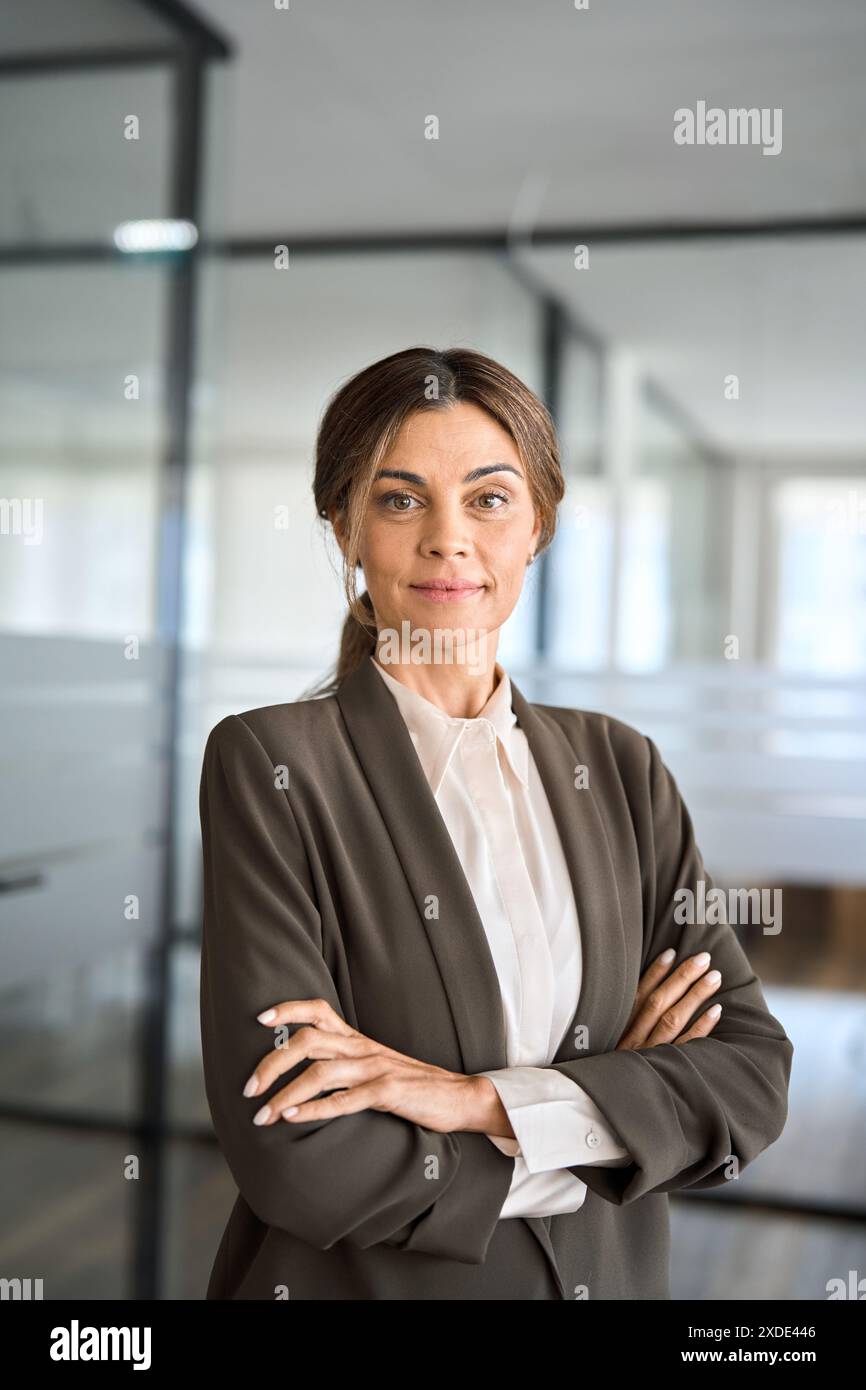 Selbstbewusste, reife Geschäftsfrau im Büro, vertikales Porträt. Stockfoto