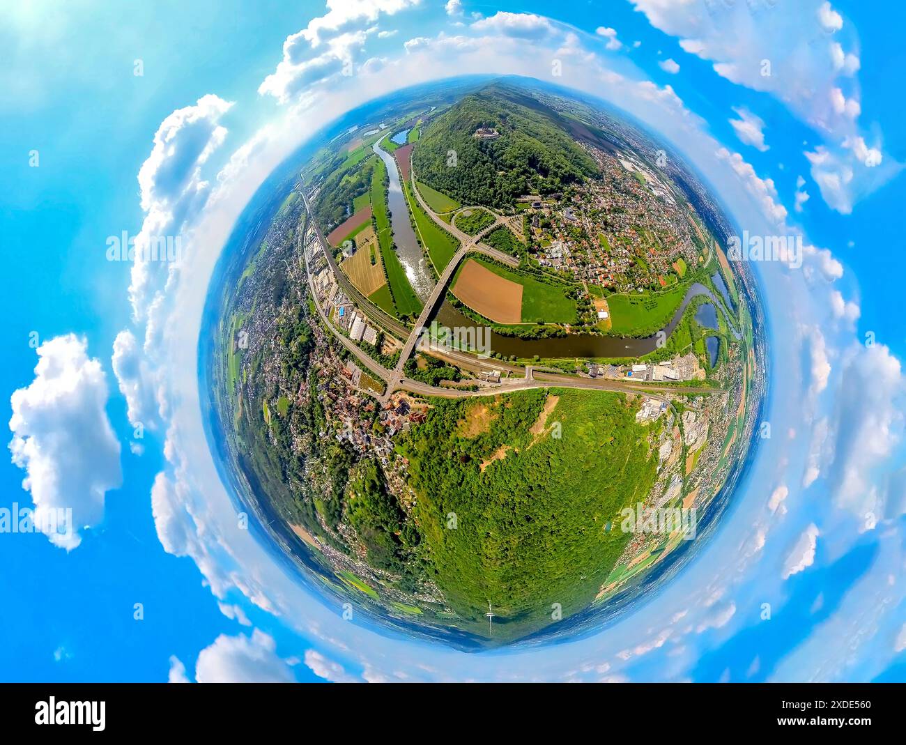 Luftaufnahme, Kaiser-Wilhelm-Denkmal, Kulturdenkmal, Wiehengebirge und Weser mit Porta-Brücke, Blick auf Porta Westfalica, Globus, Fisheye ima Stockfoto