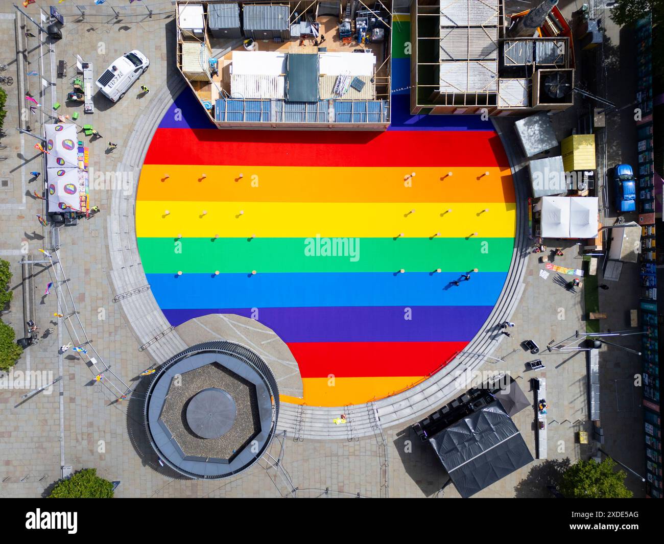 Edinburgh, Schottland, Großbritannien. Juni 2024. Ein mehrfarbiger Stolz-Teppich wird auf dem Bristo Square vor einer Pride Rally nach dem Pride March in Edinburgh gelegt. Der Pride march ist eine Veranstaltung während der Pride Month Feiern. Iain Masterton/Alamy Live News Stockfoto