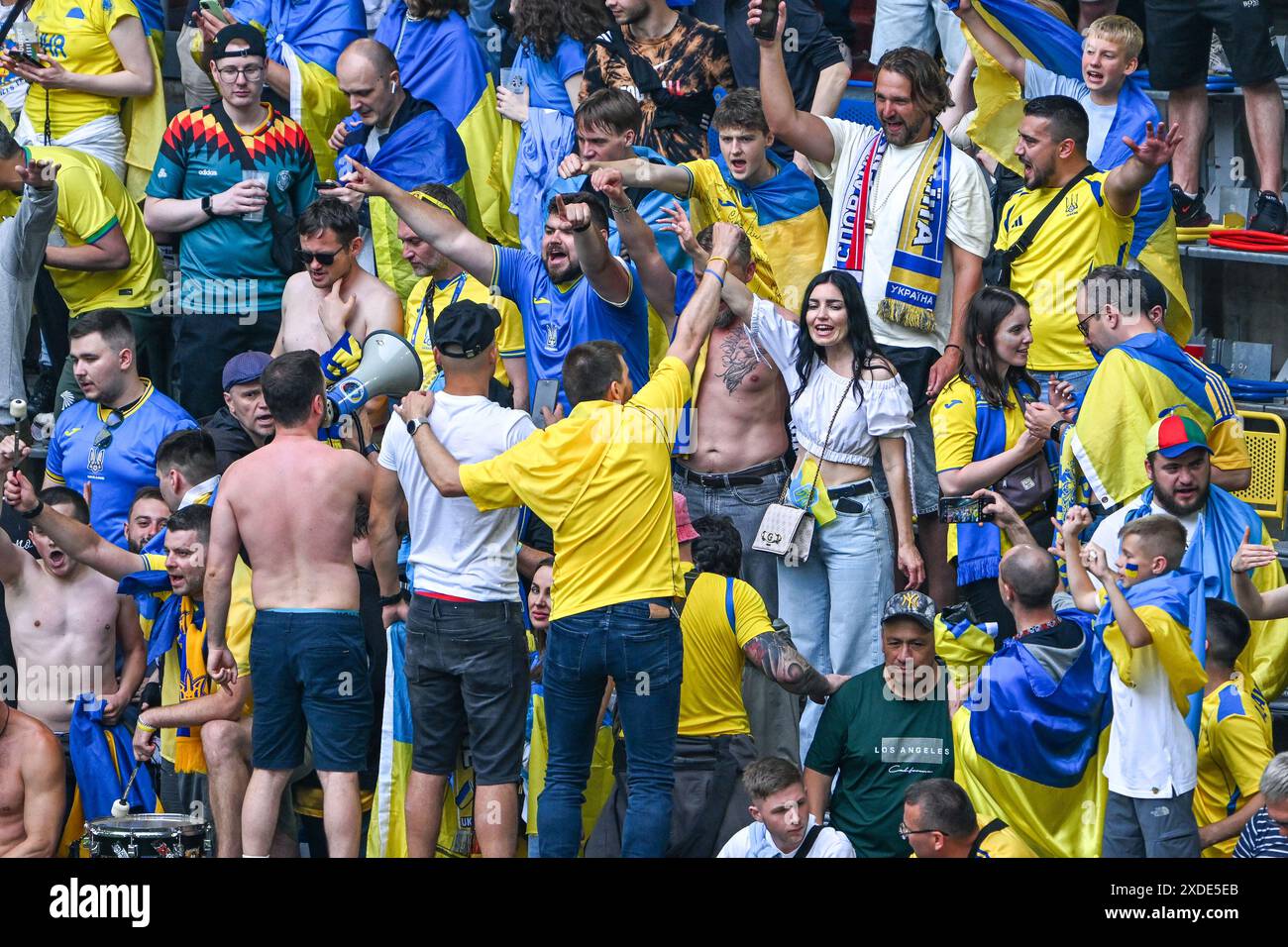 Düsseldorf, Deutschland. Juni 2024. Fans und Unterstützer der Ukraine nach einem Fußballspiel zwischen den Nationalmannschaften der Slowakei und der Ukraine am 2. Spieltag in Gruppe E in der Gruppenphase des UEFA Euro 2024 Turniers am Freitag, 21. Juni 2024 in Düsseldorf. Quelle: Sportpix/Alamy Live News Stockfoto