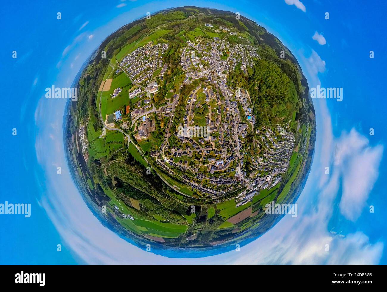 Luftaufnahme, Wohngebiet, Blick auf Bad Fredeburg, umgeben von Wiesen und Feldern, Erdkugel, Fischaugenbild, 360-Grad-Bild, winzige Welt, litt Stockfoto