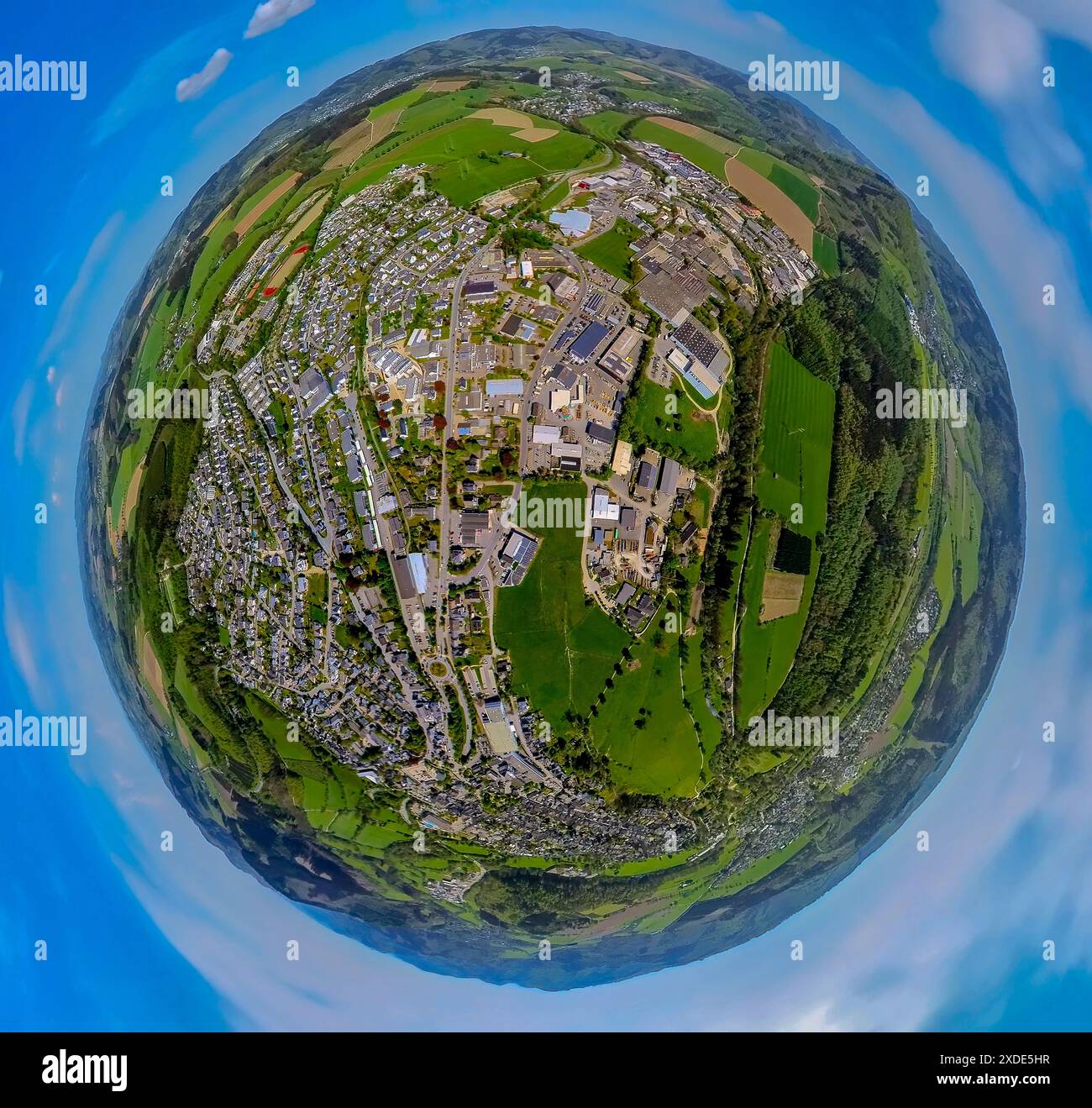Luftaufnahme, Industriegebiet im Brauke, Erdkugel, Fischaugenbild, 360-Grad-Bild, winzige Welt, kleiner Planet, Schmallenberg, Sauerland, Nord-RHI Stockfoto