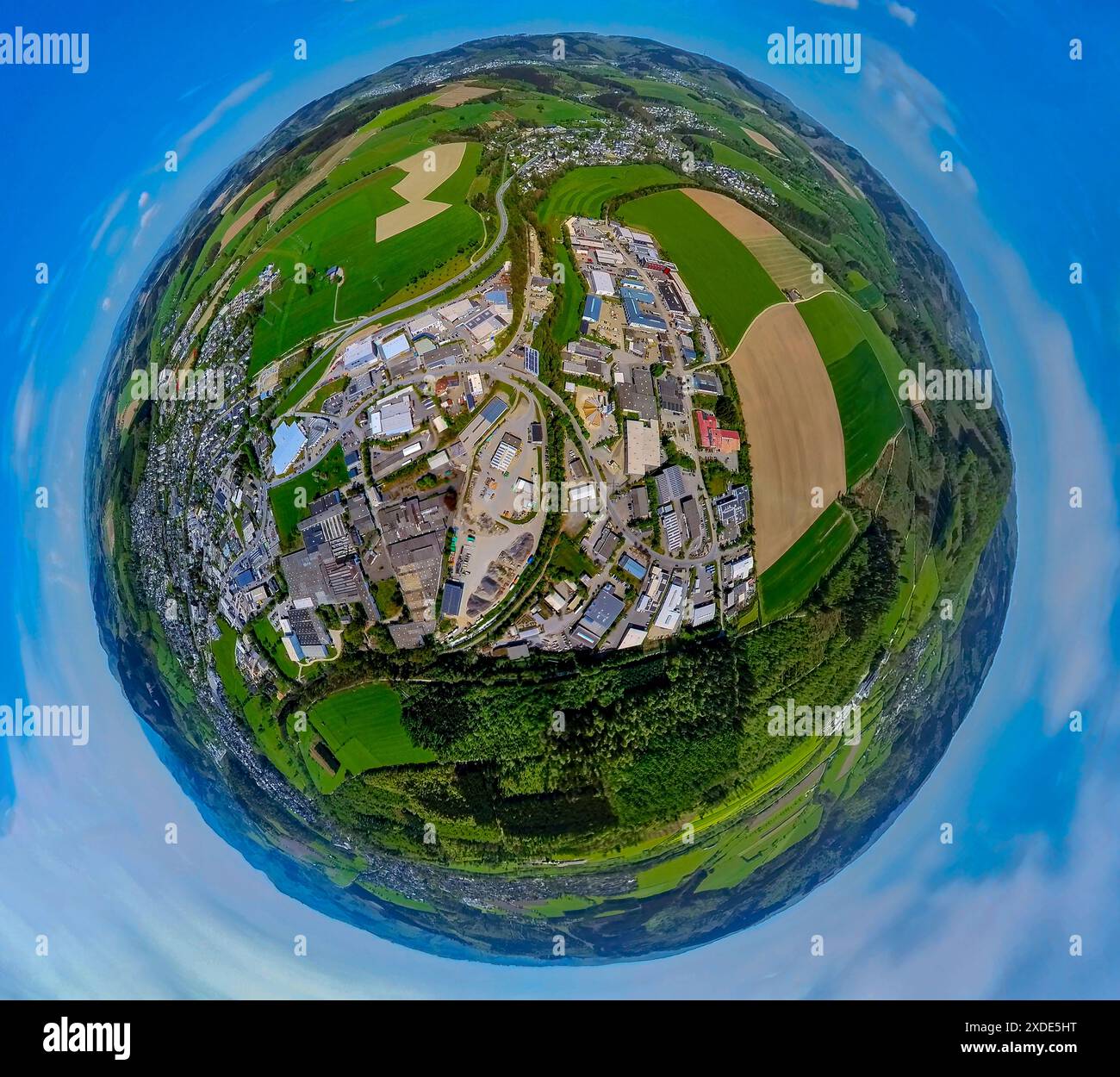 Luftaufnahme, Industriegebiet im Brauke, Erdkugel, Fischaugenbild, 360-Grad-Bild, winzige Welt, kleiner Planet, Schmallenberg, Sauerland, Nord-RHI Stockfoto