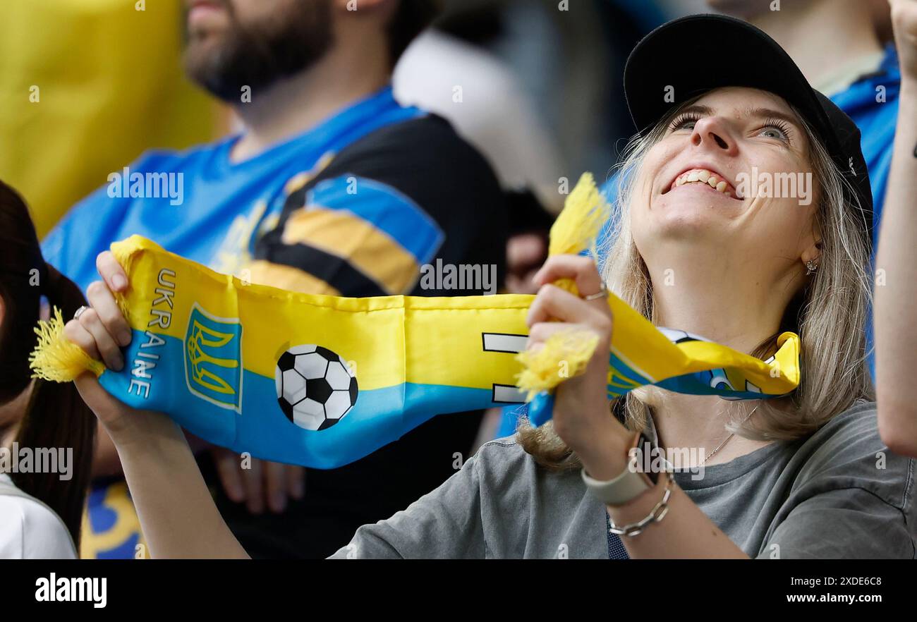 Im Bild: Ukrainische Fans 21.06.2024, GER, Düsseldorf, Slowakei vs. Ukraine, Europameisterschaft 2024, 2nd Gameday, Merkur Spiel-Arena, DFL-VORSCHRIFTEN VERBIETEN JEDE VERWENDUNG VON FOTOS ALS BILDSEQUENZEN UND/ODER QUASI-VIDEO. Quelle: HMB Media/Heiko Becker/Alamy Live News Stockfoto