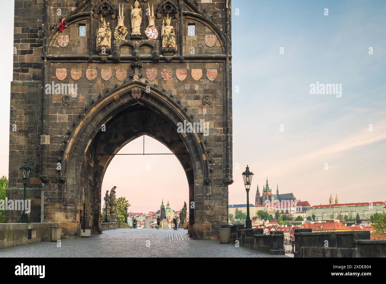 Altstädter Brückenturm am Anfang der Karlsbrücke und mit Prager Kaste im Hintergrund, Prag, Tschechische Republik, Europa. Stockfoto