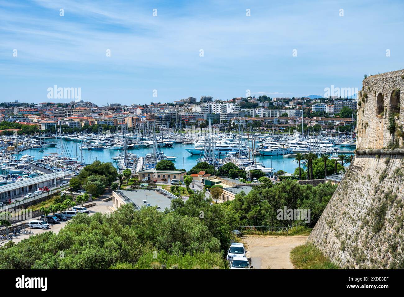 Fort Carré und Blick über den Hafen von Port Vauban zur Stadt Antibes an der französischen Riviera, Côte d'Azur, Provence, Frankreich Stockfoto