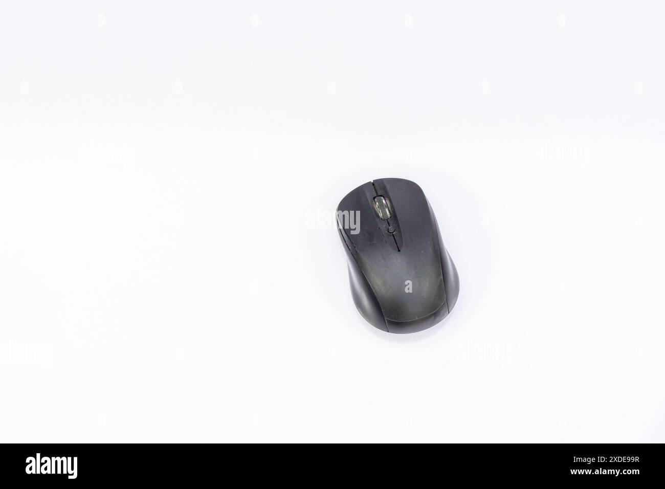 Schwarze drahtlose Maus auf isoliertem weißem Hintergrund mit Kopierraum Stockfoto