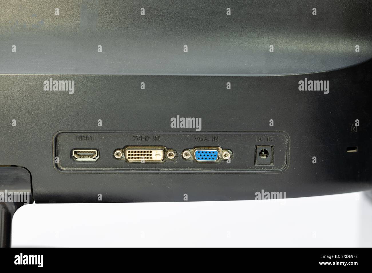 Nahaufnahme eines schwarzen Computermonitors hinten Stockfoto