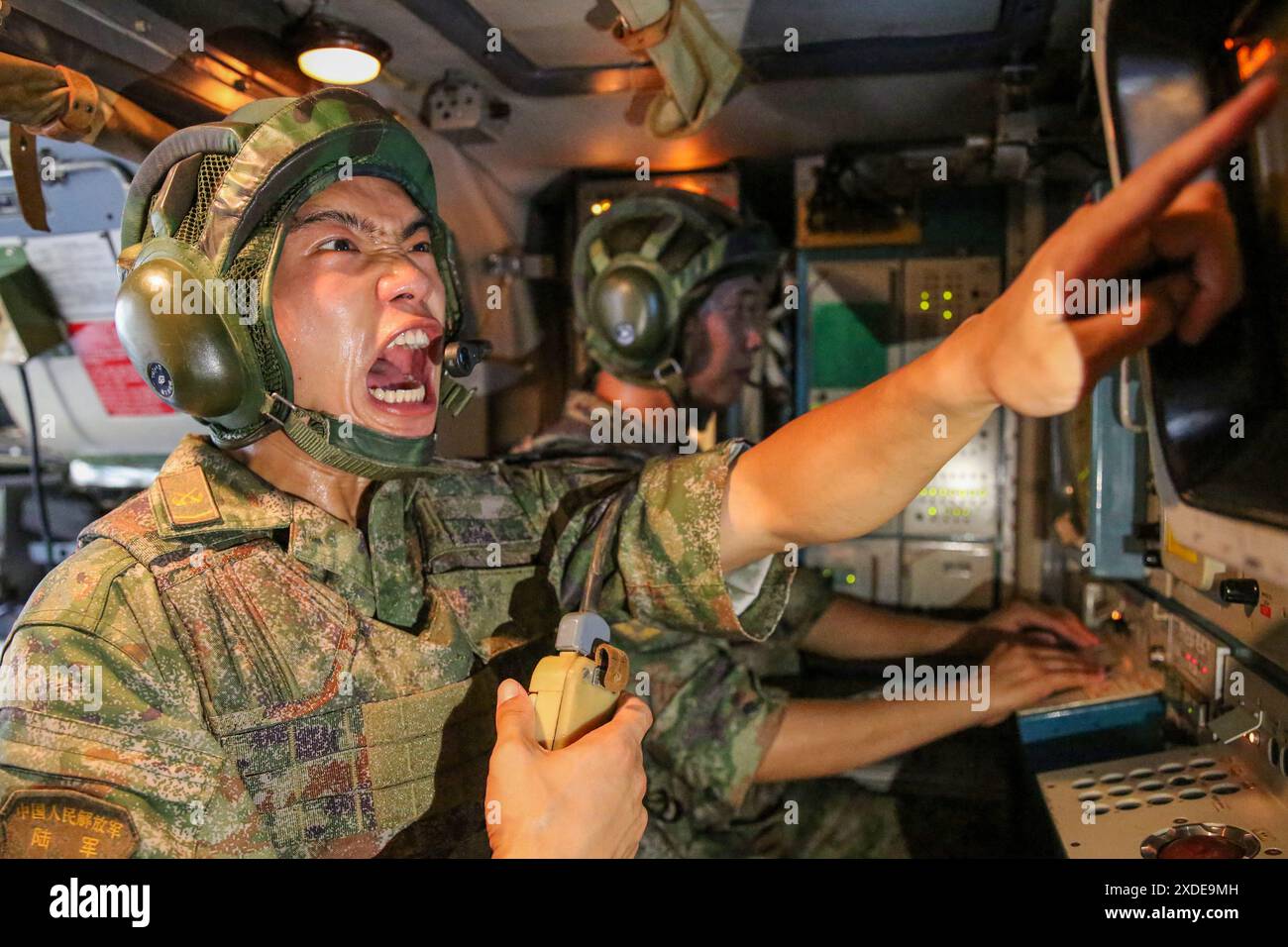 JIUQUAN, CHINA - 20. JUNI 2024 - Ein Fahrzeugkommandant erteilt während einer taktischen Übung im Jiuquan, Provinz Gansu, China, einen Feuerbefehl Stockfoto