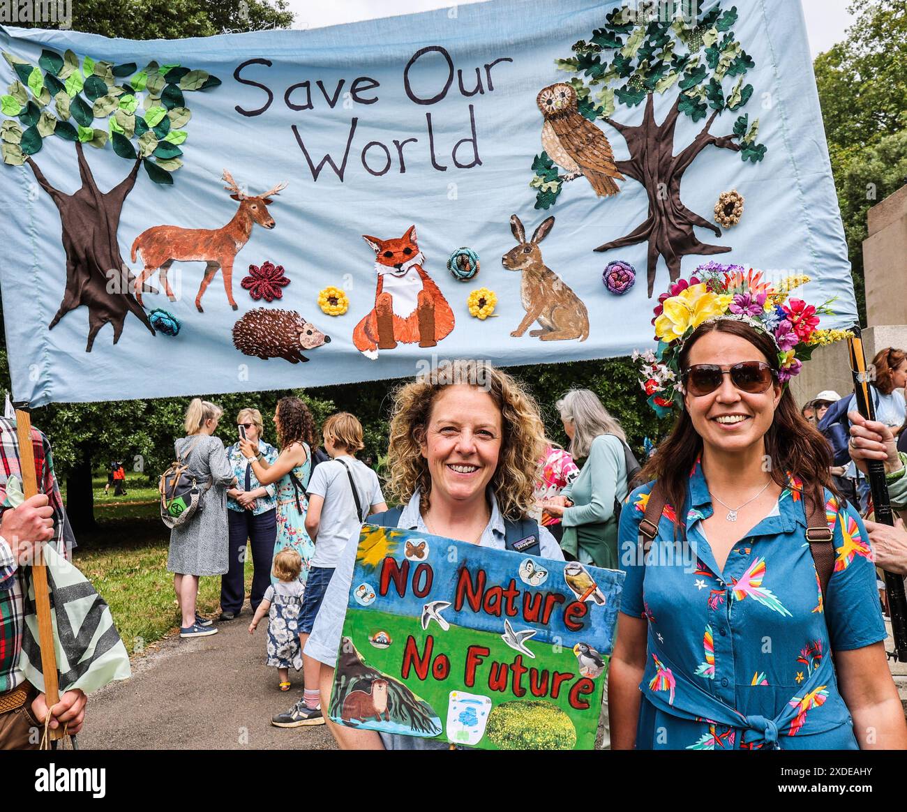 London, Großbritannien. Juni 2024. Menschen in schicken Kleidern und Tausende von anderen mit Bannern marschierten heute Samstag durch London, um zu fordern, dass die nächste Regierung die Naturkrise nicht „rücksichtslos“ ignoriert. Paul Quezada-Neiman/Alamy Live News Credit: Paul Quezada-Neiman/Alamy Live News Stockfoto