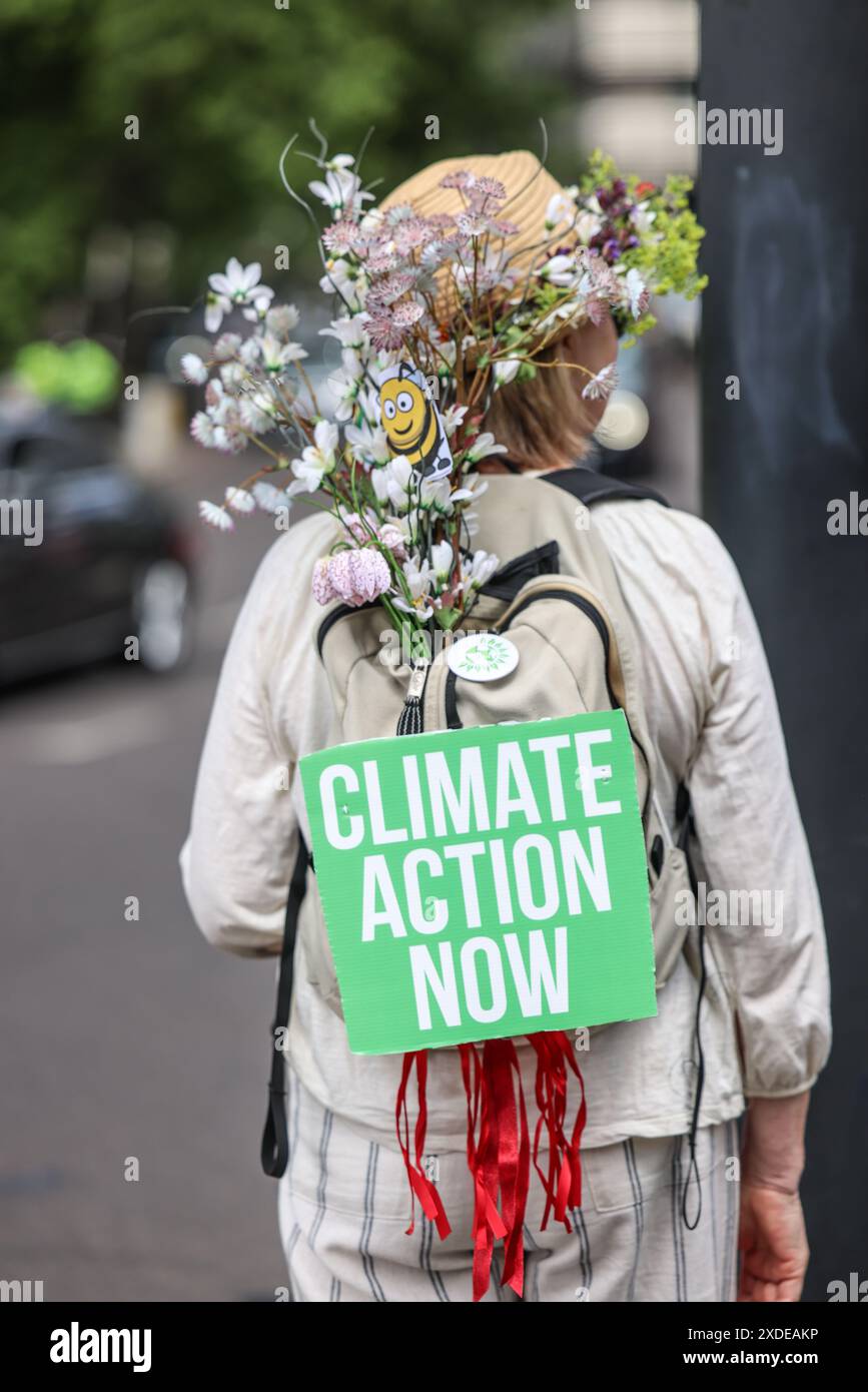 London, Großbritannien. Juni 2024. Menschen in schicken Kleidern und Tausende von anderen mit Bannern marschierten heute Samstag durch London, um zu fordern, dass die nächste Regierung die Naturkrise nicht „rücksichtslos“ ignoriert. Paul Quezada-Neiman/Alamy Live News Credit: Paul Quezada-Neiman/Alamy Live News Stockfoto