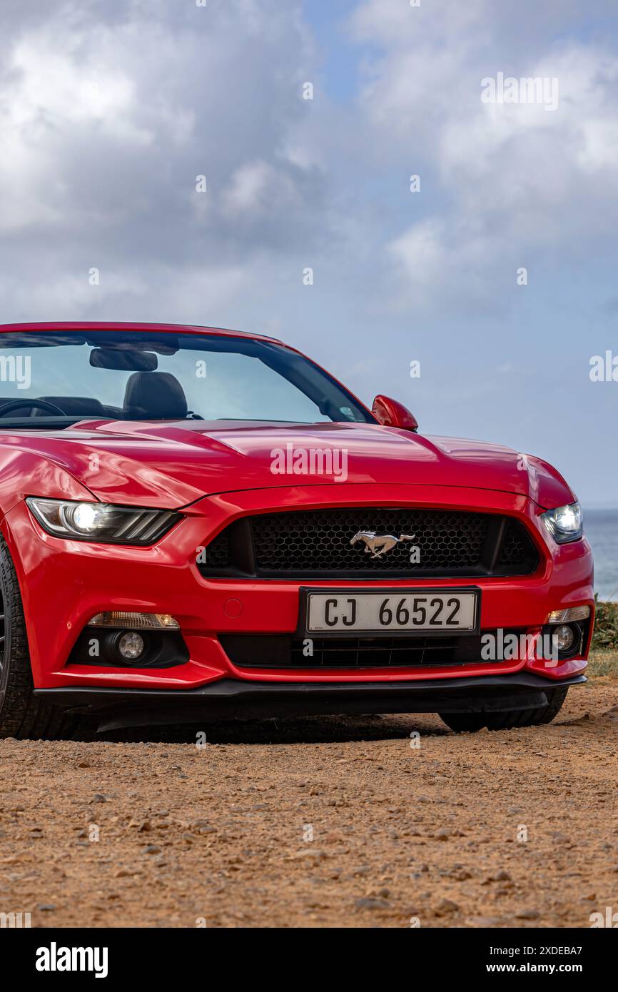 Red Ford Mustang, sechste Generation auf dem Land. S550, Ponywagen. Amerikanisches Muscle Car. Südafrika - 23. Oktober 2023 Stockfoto