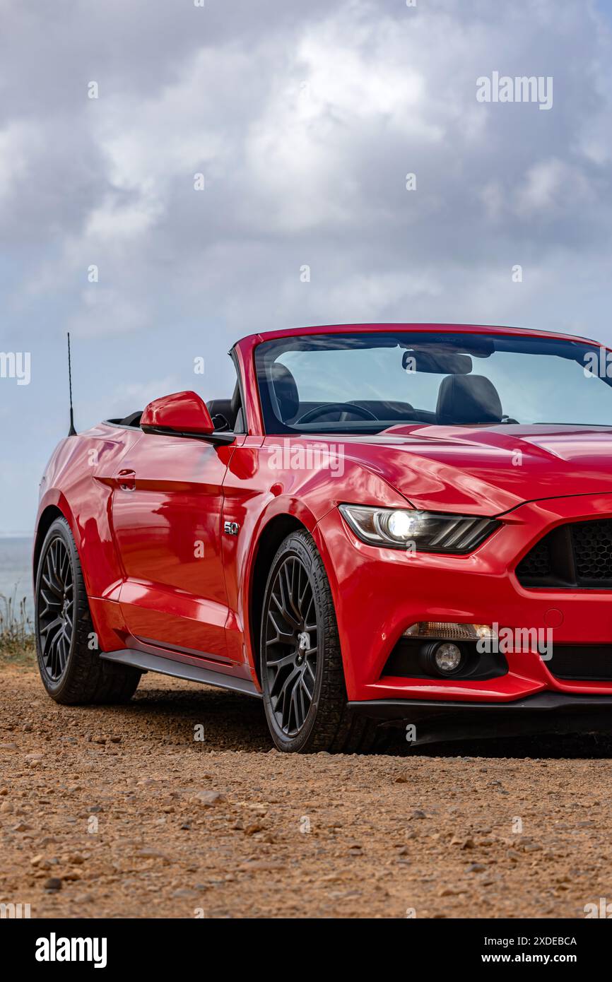 Red Ford Mustang, sechste Generation auf dem Land. S550, Ponywagen. Amerikanisches Muscle Car. Südafrika - 23. Oktober 2023 Stockfoto